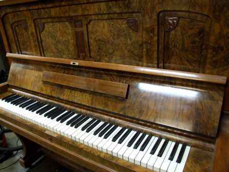 Photo of Seiler    Upright piano